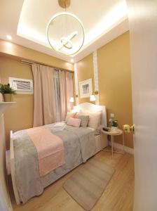 een slaapkamer met een bed en een plafondventilator bij SMDC Trees Residences Tower 1 - 2BR Newly Renovated Staycation in Manilla