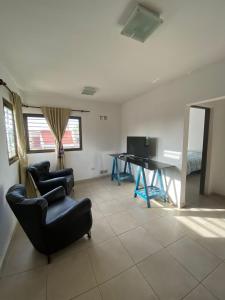 un soggiorno con tavolo da ping pong e sedie. di Luis II a Villa María