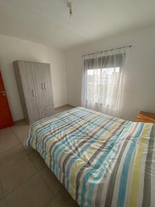 una camera da letto con un letto, un comò e una finestra di Luis II a Villa María