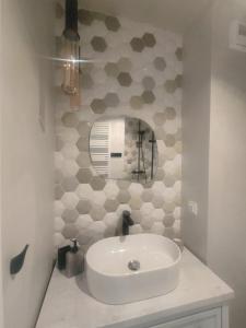 y baño con lavabo y espejo. en Lovely apartment Nadolnik, en Poznan
