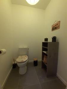 a bathroom with a toilet in a room at Dune Blanche 300 m de l'Océan, appartement neuf 6 personnes in Seignosse
