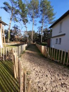 Vonkajšia záhrada v ubytovaní Dune Blanche 300 m de l'Océan, appartement neuf 6 personnes