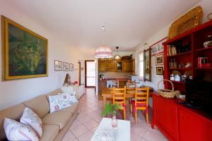 een woonkamer met een bank en een eetkamer bij Villino Nisporto - Goelba in Nisporto