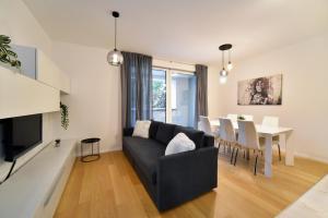ein Wohnzimmer mit einem Sofa und einem Esszimmer in der Unterkunft Ophelia Apartment with parking in Zagreb