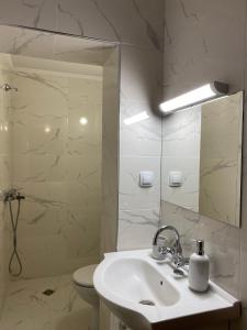 Ένα μπάνιο στο Villa Manevi