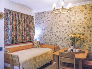 1 dormitorio con 1 cama y 1 mesa con sidra de mesa en La Gomera Deluxe LOFT (1-3 Pers.) mit toller Aussicht, en Calera