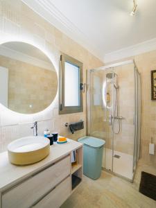 a bathroom with a sink and a shower at La Gomera Deluxe LOFT (1-3 Pers.) mit toller Aussicht in Valle Gran Rey