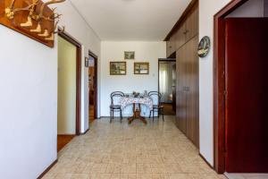 ein Flur mit einem Tisch und Stühlen in einem Zimmer in der Unterkunft DAGON 2 in Crikvenica