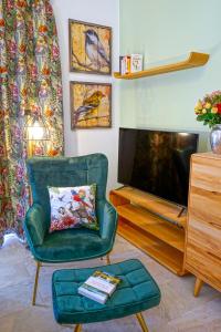 a living room with a green chair and a television at La Gomera Deluxe LOFT (1-3 Pers.) mit toller Aussicht in Valle Gran Rey