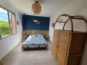 um quarto com uma cama e uma grande janela em Gîte La Vôge-les-Bains, 3 pièces, 4 personnes - FR-1-589-418 em Harsault