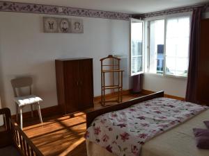 1 dormitorio con 1 cama, 1 silla y 1 ventana en Gîte Val-de-Bonnieure, 4 pièces, 6 personnes - FR-1-653-26 