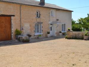 una casa de ladrillo con una entrada delante de ella en Gîte Val-de-Bonnieure, 4 pièces, 6 personnes - FR-1-653-26 