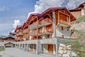 ein Gebäude an der Seite eines Berges in der Unterkunft Chalet des Oursons in Cohennoz