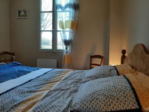 1 dormitorio con cama y ventana en Gîte Montmoreau, 3 pièces, 5 personnes - FR-1-653-74, en Montmoreau