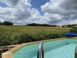 una piscina en medio de un campo en Gîte Val-de-Bonnieure, 3 pièces, 4 personnes - FR-1-653-214 