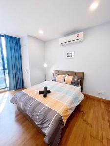 a bedroom with a large bed in a room at PROMO Connected train 1 Bedroom ABOVE MALL 3a in Kuala Lumpur