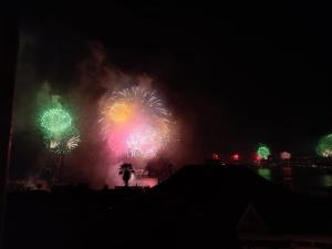 una pantalla de fuegos artificiales en el cielo por la noche en Casa Fibonacci en Valparaíso