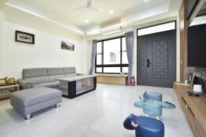 un salon avec un canapé et une cheminée dans l'établissement v2民宿, à Taïtung