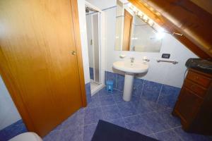 a bathroom with a sink and a mirror at Trilocale Alpinsun - Accoglienza per 5 persone in Sozzine