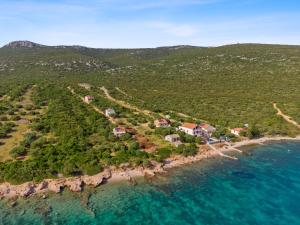 een luchtzicht op een huis op een eiland in de oceaan bij House Mirta in Pašman +28 foto's