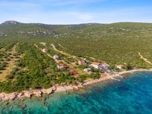 una vista aérea de una isla con casas y el océano en House Mirta en Pašman