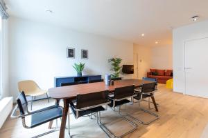 a living room with a dining room table and chairs at Smartflats - Rogier Brussels in Brussels