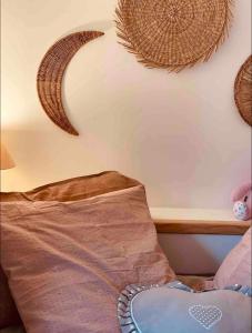 ein Schlafzimmer mit einem Bett mit einem Korbmond an der Wand in der Unterkunft Le loft Normand avec piscine chauffée in Saint-Antonin-de-Sommaire