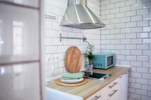 a kitchen with a counter top with a microwave at Nido MAD in Madrid