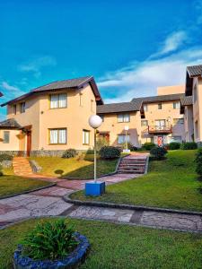 una casa con una luz de la calle delante de ella en Orillas del Mar, en Villa Gesell