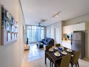 cocina y sala de estar con mesa y sillas en Soho Suites klcc by i.desk, en Kuala Lumpur