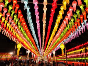 grupa kolorowych świateł wiszących na suficie w obiekcie ต้งโฮมหละปูน w mieście Lamphun