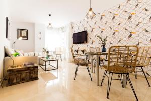 sala de estar con mesa y sillas en MARIA ZAMBRANO PREMIUM, en Málaga