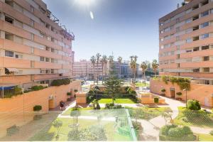 vistas a un patio de una ciudad con edificios altos en MARIA ZAMBRANO PREMIUM, en Málaga