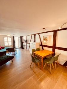 ein Wohnzimmer mit einem Holztisch und Stühlen in der Unterkunft Thomasmühle Ferienwohnungen in Leutershausen