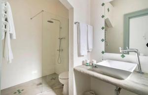 biała łazienka z umywalką i prysznicem w obiekcie Quinta de Cima,No campo é Assim w mieście Vila Franca de Xira