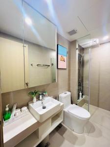 Un baño con un inodoro blanco y un lavabo. en The Sóng Apartment Vũng Tàu - Mita House, en Vung Tau