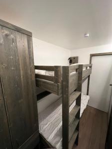 Łóżko lub łóżka w pokoju w obiekcie Appt 123 Home Club Tignes