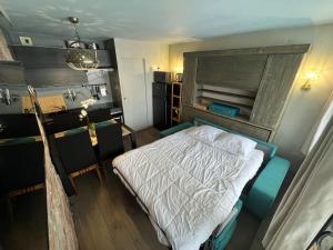 Łóżko lub łóżka w pokoju w obiekcie Appt 123 Home Club Tignes