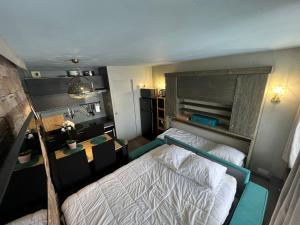 nad głową sypialni z łóżkiem i biurkiem w obiekcie Appt 123 Home Club Tignes w mieście Tignes
