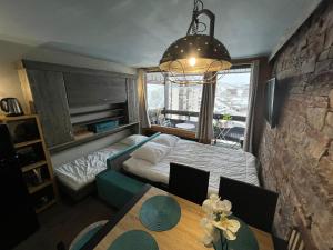 Łóżko lub łóżka w pokoju w obiekcie Appt 123 Home Club Tignes