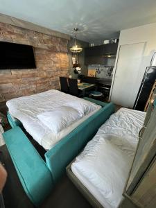 Łóżko lub łóżka w pokoju w obiekcie Appt 123 Home Club Tignes