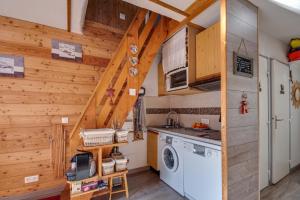 a kitchen with a washer and dryer in a house at L'Edelweiss - Au pied des pistes in Enchastrayes