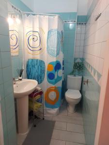 Hostal Paraíso Tenerife في غراناديا دي أبونا: حمام مع مرحاض ومغسلة وستارة دش