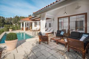 Bazén v ubytovaní Luxury Glamping Beach Villas Porto Bus alebo v jeho blízkosti