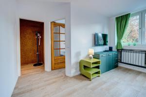 シュチェチンにあるAleda Galaxyの緑の机と緑の椅子が備わる客室です。