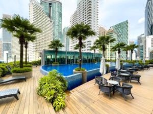 una piscina en medio de una ciudad con edificios en Soho Suites klcc by i.desk, en Kuala Lumpur