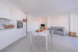 Kuchyňa alebo kuchynka v ubytovaní Isola Che Non C'é Trilocale Casa Vacanze 80 mq con Terrazza La Maddalena Sardegna