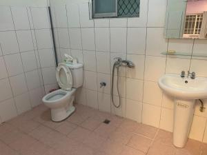 枋寮鄉的住宿－訪寮民宿，一间带卫生间和水槽的浴室