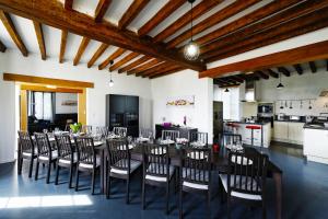 Kuchyň nebo kuchyňský kout v ubytování LA MARSEILLAISE 15 PERS PISCINE