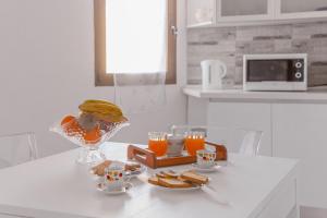 Kuchyňa alebo kuchynka v ubytovaní Isola Che Non C'é Trilocale Casa Vacanze 80 mq con Terrazza La Maddalena Sardegna